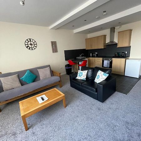 2 Large Bedroom Apartment- Wifi & Parking Fleetwood Ngoại thất bức ảnh