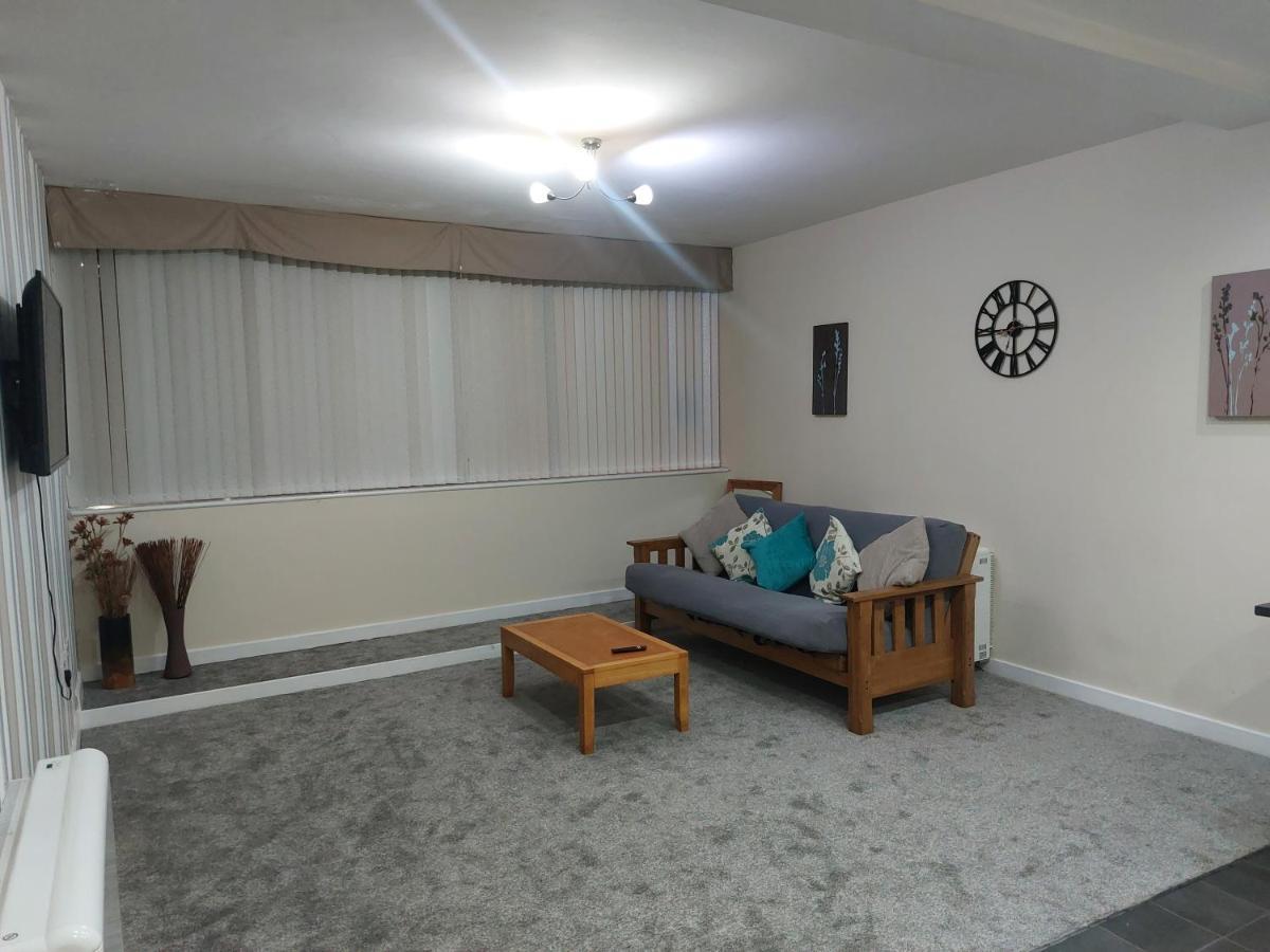 2 Large Bedroom Apartment- Wifi & Parking Fleetwood Ngoại thất bức ảnh