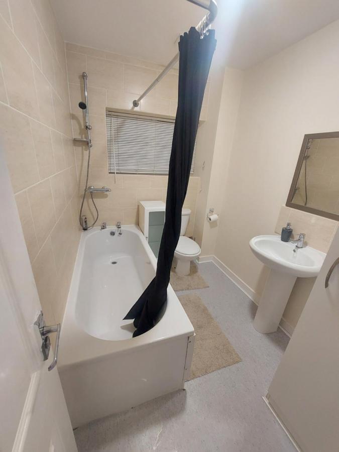 2 Large Bedroom Apartment- Wifi & Parking Fleetwood Ngoại thất bức ảnh