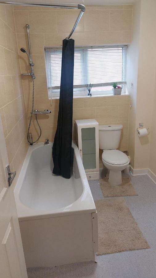 2 Large Bedroom Apartment- Wifi & Parking Fleetwood Ngoại thất bức ảnh