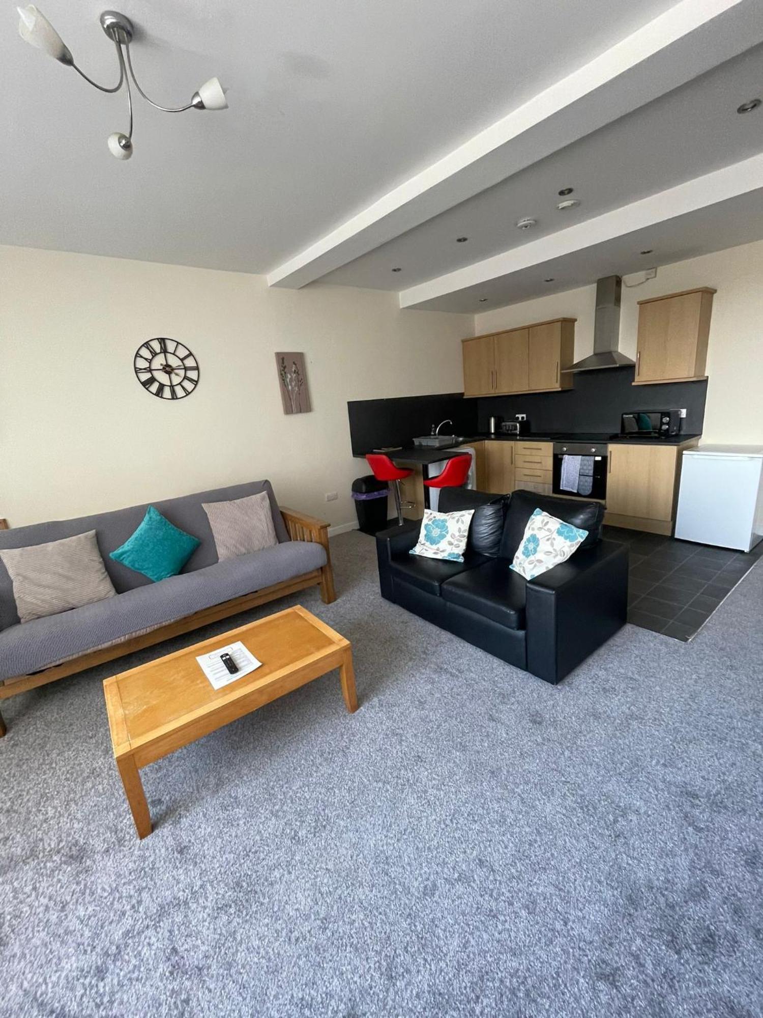 2 Large Bedroom Apartment- Wifi & Parking Fleetwood Ngoại thất bức ảnh